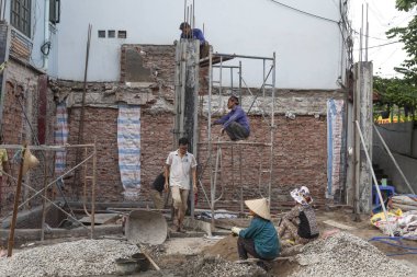 Vietnamlı işçiler bir ev inşa