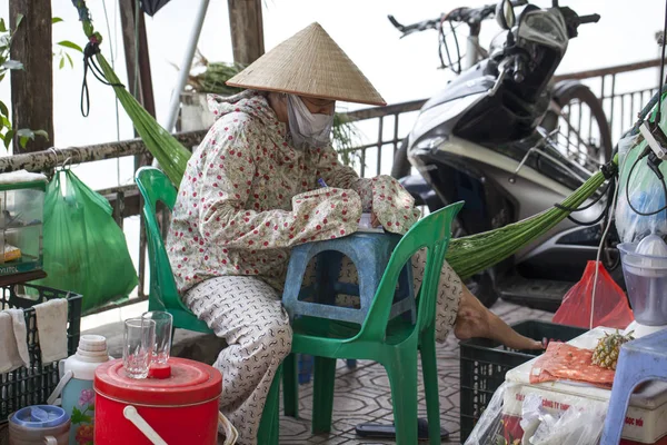 Motosiklet tulumlu Vietnamlı kadın — Stok fotoğraf