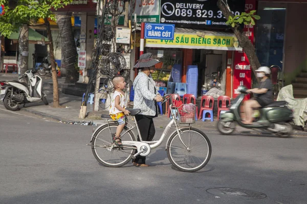 Vieux quartier de Hanoi, cyclistes vietnamiens indéfinis avec un chil — Photo