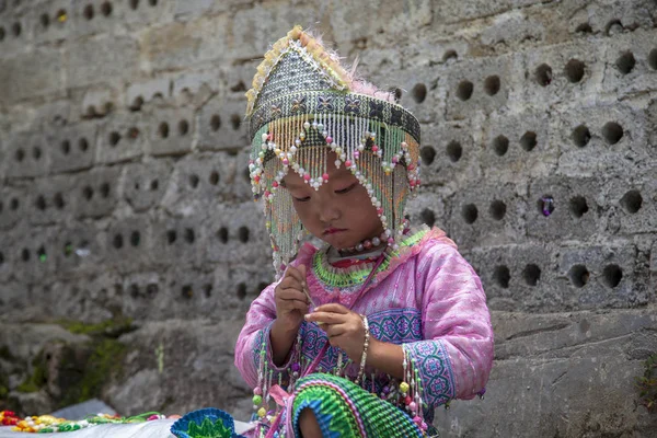 一个女孩在民族服装，苗族的萨普人，越南北部 — 图库照片