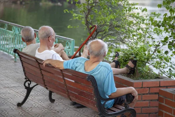 Bairro velho de Hanói, os habitantes locais relaxam no lago — Fotografia de Stock