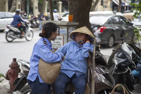 Wietnamskie miasto kobiety sprzątanie — Zdjęcie stockowe