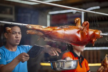 Barbekü genç piggy, domuz piggy ızgara üzerinde hazırlanıyor