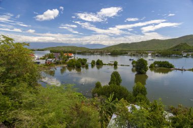 Beyaz kumlu plaj Doklet yolunda Nha Trang ilçe