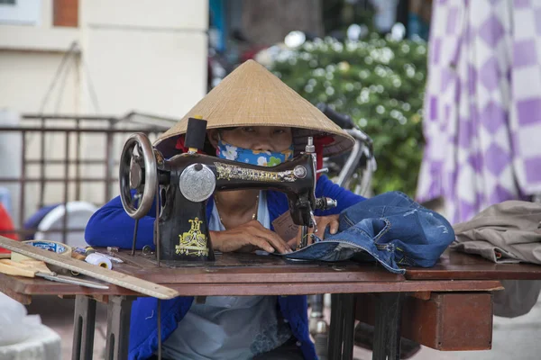 Bir dikiş makinesi kullanarak kumaş dikiş Vietnamlı bir kadın. — Stok fotoğraf