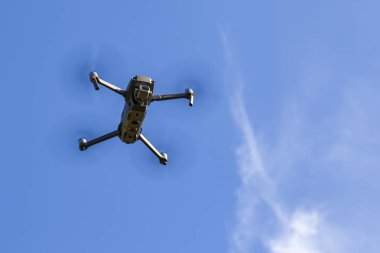 Nadym, Rusya, 06 Eylül 2019: Dji Mavic Pro açık havada, mavi gökyüzüne karşı ayakta