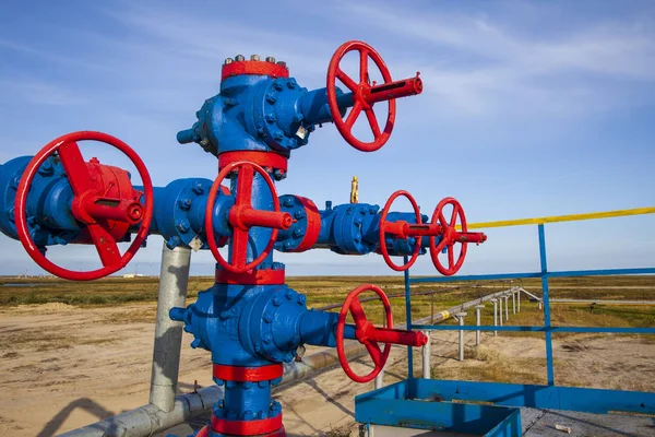 Öl- und Gasindustrie. Gruppe Bohrköpfe und Ventilarmatur, Gasventil — Stockfoto