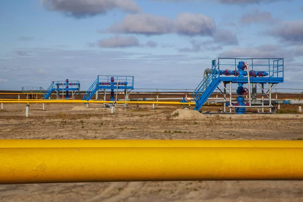 Petróleo, industria del gas. Grupo de cabezas de pozo y armadura de válvula, válvula de gas — Foto de Stock