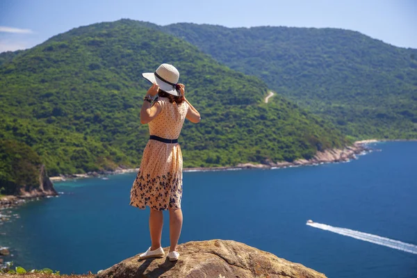 Une fille en robe au sommet d'une montagne regarde la baie de Danan — Photo
