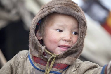 Tundra bir sakini, aşırı kuzey, Yamal, Nenets insanların mera, yurtta oynayan tatilde çocuklar
