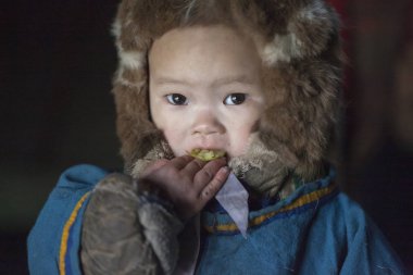 Tundra bir sakini, aşırı kuzey, Yamal, Nenets insanların mera, yurtta oynayan tatilde çocuklar