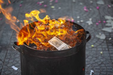 Finansal kavram, dolar banknotlar bir varil içinde yakmak, para Burning - alevler içinde 100 amerikan doları banknotlar 