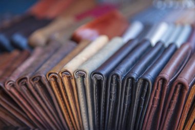 Hoi An, Vietnam. Şehrin eski mahallesi, alışveriş caddesi, piyasada deri cüzdanlar