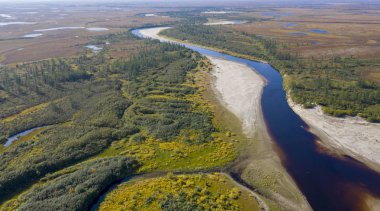 Orman-tundra manzarası ve kumlu nehir kıyısı, kuş bakışı. Kuzey Kutup Dairesi, Tunda. Helikopterden güzel tundra manzarası.