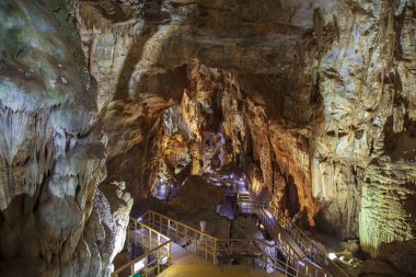 Cennet Mağarası (Thien Duong Mağarası), Vietnam. Phong Nha-Ke Bang Ulusal Parkı 'ndaki bir mağarada sersemleticiler ve stologlar.