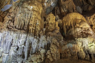 Cennet Mağarası (Thien Duong Mağarası), Vietnam. Phong Nha-Ke Bang Ulusal Parkı 'ndaki bir mağarada sersemleticiler ve stologlar.