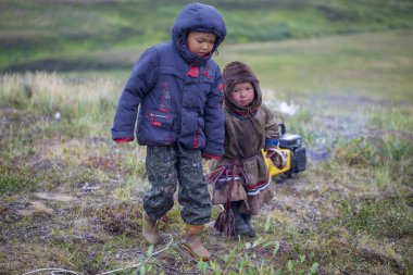 Nadym, Rusya - 25 Ağustos 2019: Tundra sakini, aşırı kuzey, Yamal, Nenets insanların mera, tundra yurt yakınında oynarken tatilde çocuklar