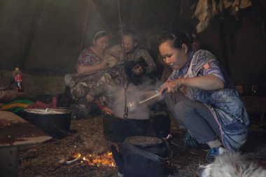 Nadym, Rusya - 25 Ağustos 2019: Tundra sakini, aşırı kuzey, Yamal, Nenets insanların mera, tundra yurt yakınında oynarken tatilde çocuklar