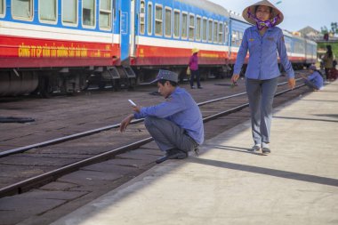 Hue, Vietnam, 2019-06-25: Vietnam'daki Hue Tren İstasyonu. Vietnamlı demiryolu işçileri tren hizmet vermektedir. Hue Tren İstasyonu, Kuzey ve Güney arasında, Hue şehrinde bir tren istasyonu