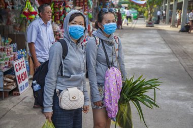 Hue, Vietnam, 2019-06-25: Vietnam'daki Hue Tren İstasyonu. Yerliler trende yiyecek satın aldı. Hue Tren İstasyonu, Kuzey ve Güney arasında, Hue şehrinde bir tren istasyonu