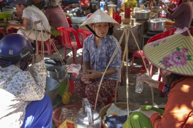 Hoi An, Vietnam - 12 Haziran 2019: Hoi An Old Market, geleneksel Vietnam saman kapaklar ticaret piyasada kadınlar