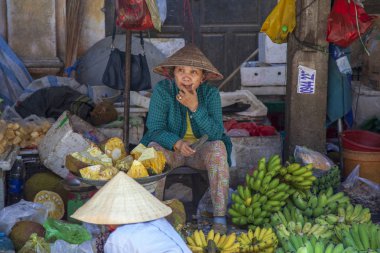 Hoi An, Vietnam - 12 Haziran 2019: Hoi An Old Market, geleneksel Vietnam saman kapaklar ticaret piyasada kadınlar