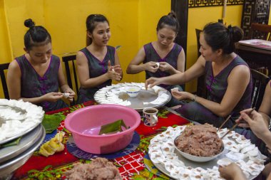Hoi An, Vietnam, 28 Haziran 2019: Şehrin eski mahallesi,Hoi An. Vietnamlı aşçılar karides ile doldurulmuş Küçük pirinç unu köfte yapmak. Gıda Vietnam: Karides ile doldurulmuş küçük pirinç unu köfte.