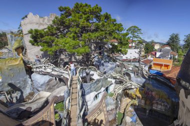 Da Lat, Vietnam - 5 Haziran 2019: Dalat'taki Crazy House (Hang Nga konukevi), turistlerin özgürce ziyaret edilebis alışılmadık iç mekan