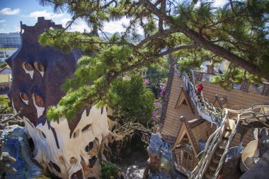 Da Lat, Vietnam - 5 Haziran 2019: Dalat'taki Crazy House (Hang Nga konukevi), turistlerin özgürce ziyaret edilebis alışılmadık iç mekan