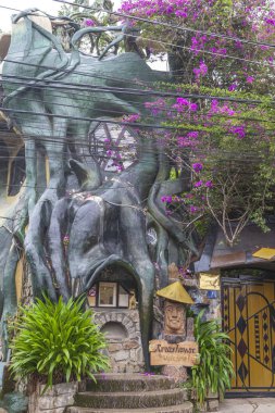 Da Lat, Vietnam - 5 Haziran 2019: Dalat'taki Crazy House (Hang Nga konukevi), turistlerin özgürce ziyaret edilebis alışılmadık iç mekan