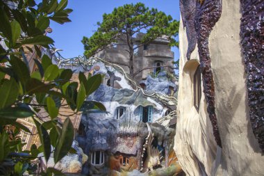 Da Lat, Vietnam - 5 Haziran 2019: Dalat'taki Crazy House (Hang Nga konukevi), turistlerin özgürce ziyaret edilebis alışılmadık iç mekan