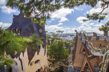 Da Lat, Vietnam - 5 Haziran 2019: Dalat'taki Crazy House (Hang Nga konukevi), turistlerin özgürce ziyaret edilebis alışılmadık iç mekan