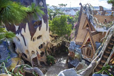 Da Lat, Vietnam - 5 Haziran 2019: Dalat'taki Crazy House (Hang Nga konukevi), turistlerin özgürce ziyaret edilebis alışılmadık iç mekan