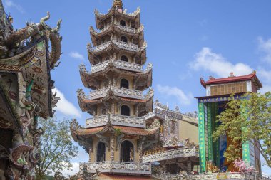 Da Lat, Vietnam, 2019-07-05: Linh Phuoc Pagoda, Da Lat, Vietnam. Dalat'ın ünlü simgesi, Budist porselen cam tapınak, merkez kule