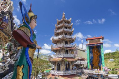 Da Lat, Vietnam, 2019-07-05: Linh Phuoc Pagoda, Da Lat, Vietnam. Dalat'ın ünlü simgesi, Budist porselen cam tapınağı.