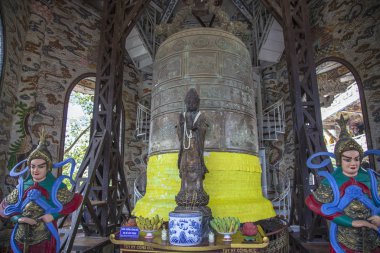 Da Lat, Vietnam, 2019-07-05: Linh Phuoc Pagoda, Da Lat, Vietnam. Dalat'ın ünlü simgesi, Budist porselen cam tapınağı.