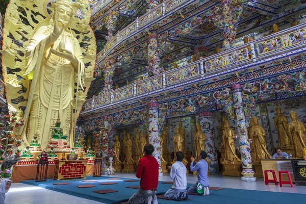 达拉特 2019 林普奥克塔在大叻 大叻的著名地标 佛教瓷玻璃寺庙 男子祈祷白佛 — 图库照片