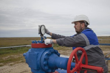 Gaz operatörü, operatör bir meşale ile gaz iyi çalışır. Th