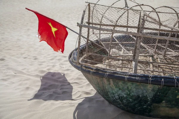 Traditional round Vietnamese boat "thungchay" (basket boat) at t — Stock Photo, Image