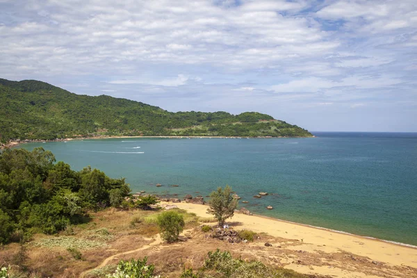 Praia da baía de beleza vista panorâmica aérea do Hai Van Quan pas — Fotografia de Stock