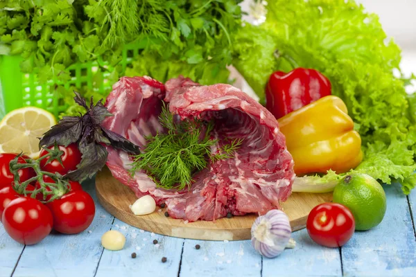 Nutria carne con verduras y hierbas, en blanco, procesamiento de carne . —  Fotos de Stock