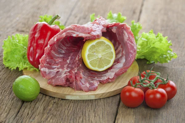 Κρέας με λαχανικά και βότανα, κενό, επεξεργασία κρέατος. — Φωτογραφία Αρχείου