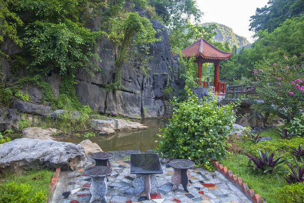 Ninh Binh, Vietnam, hermoso paisaje de arrozales entre los — Foto de Stock