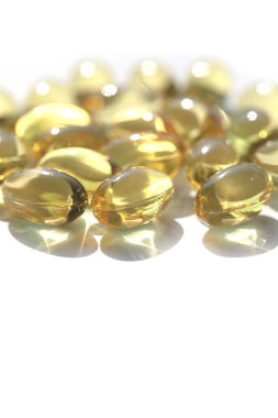 Balık yağı, A vitamini ve D vitamini içeren kapsüller bir yığın altın vitamini, altın karaciğer yağı. Dikey resim