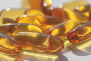 Beyaz arka planda birçok kapsül Omega 3 vitamini. Kapat, makro, yüksek çözünürlüklü ürün.