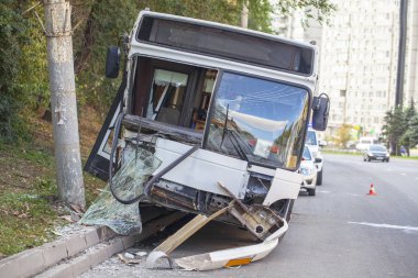 Trafik kazası, yolcu otobüsü kazası, otobüs direğe çarpmış.