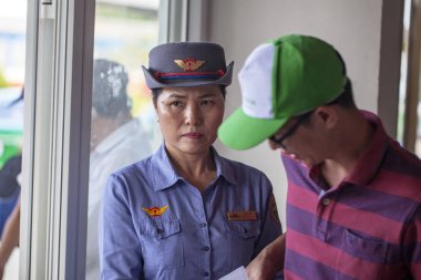 Hue, Vietnam, 26 Haziran 2019 Vietnam tren istasyonu, istasyon çalışanı biletleri kontrol ediyor.