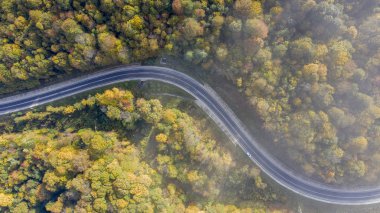 Dağlarda sonbahar, dağlarda asfalt yol