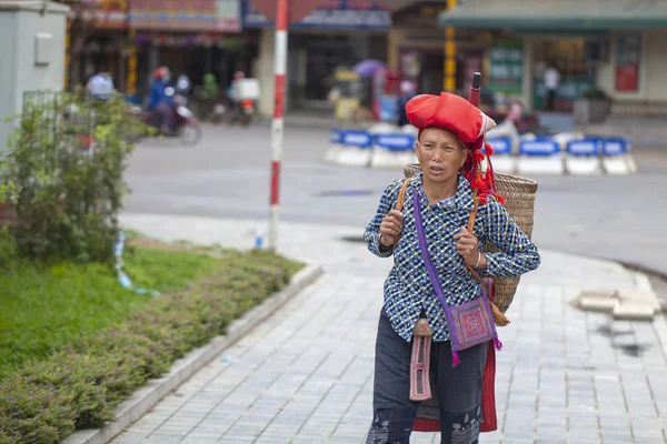 Sapa şehri, ulusal giysili kadınlar, nakış desenleri — Stok fotoğraf