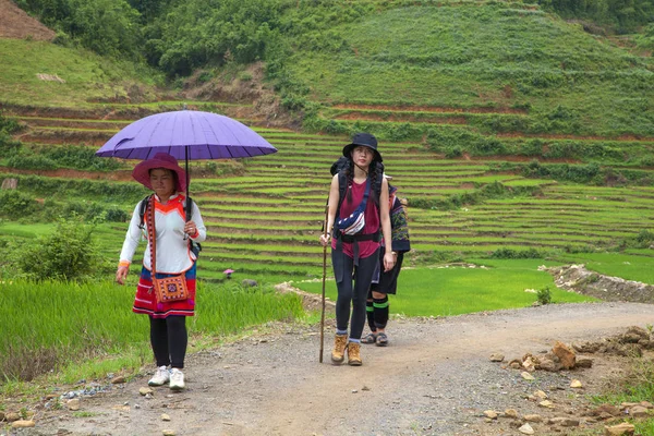 Туристы идут по очень крутой дороге в горах Са — стоковое фото